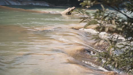 Aguas-De-Arroyo-Que-Fluyen-En-Laderas-Rocosas-En-La-Selva-Tropical-Maya-En-La-Riviera-Maya,-México