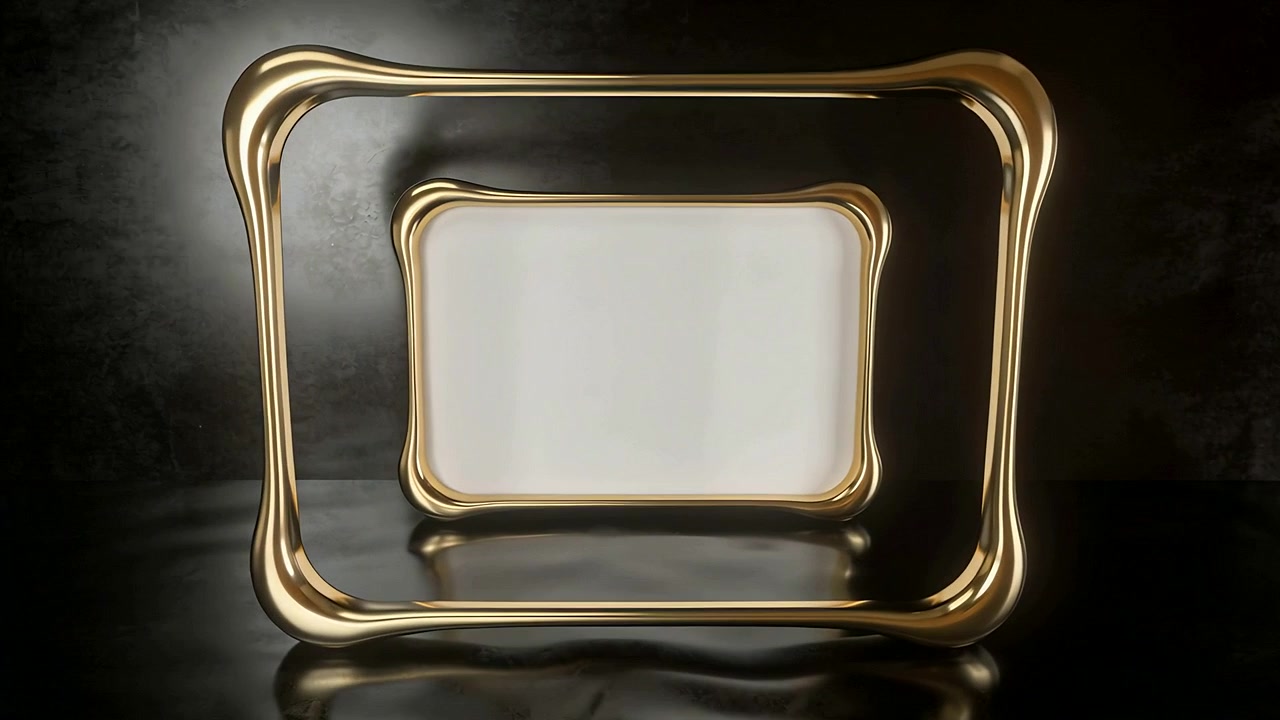 Tre cornici dorate annidate che si ridimensionano su un pavimento nero lucido, rivelando un pannello bianco e una parete scura.