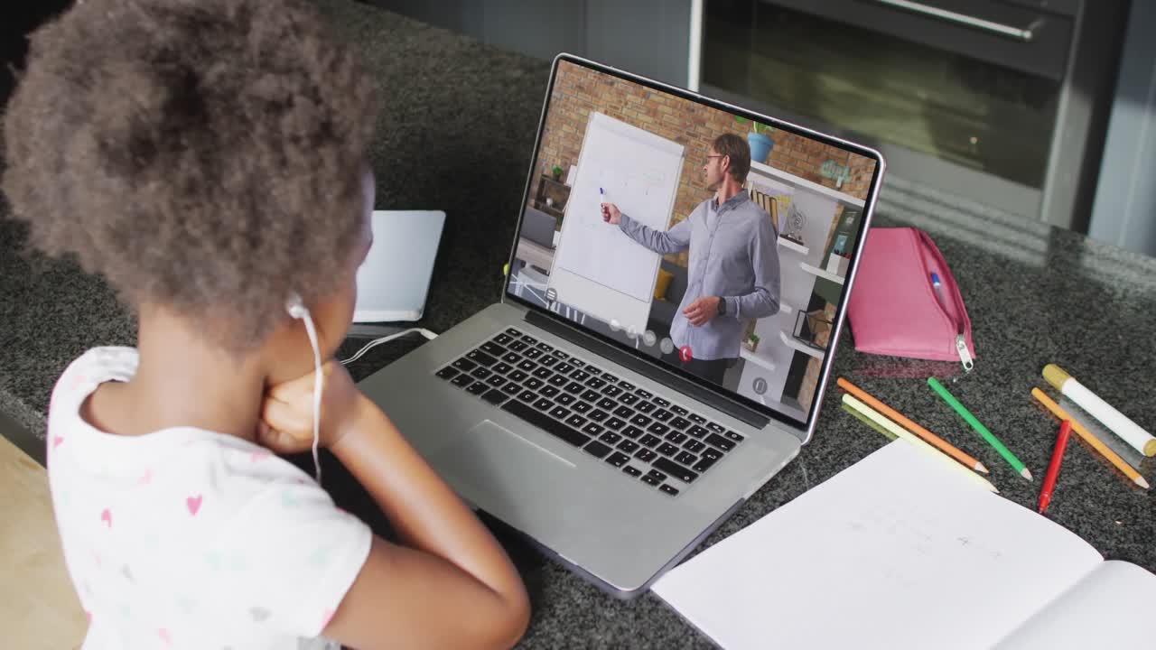 animación de una chica afroamericana con auriculares que tiene lecciones en línea en una computadora portátil en casa
