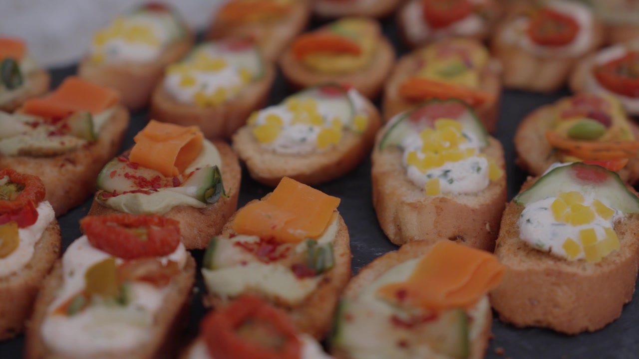 Nærbillede af gourmetcanapéer og crostini-forretter på cateringfad