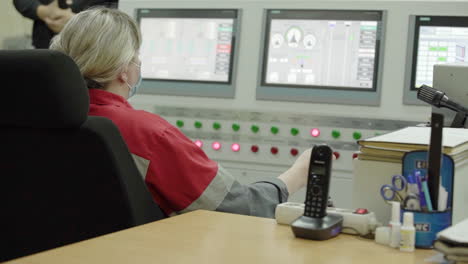 mujer operadora en la sala de control