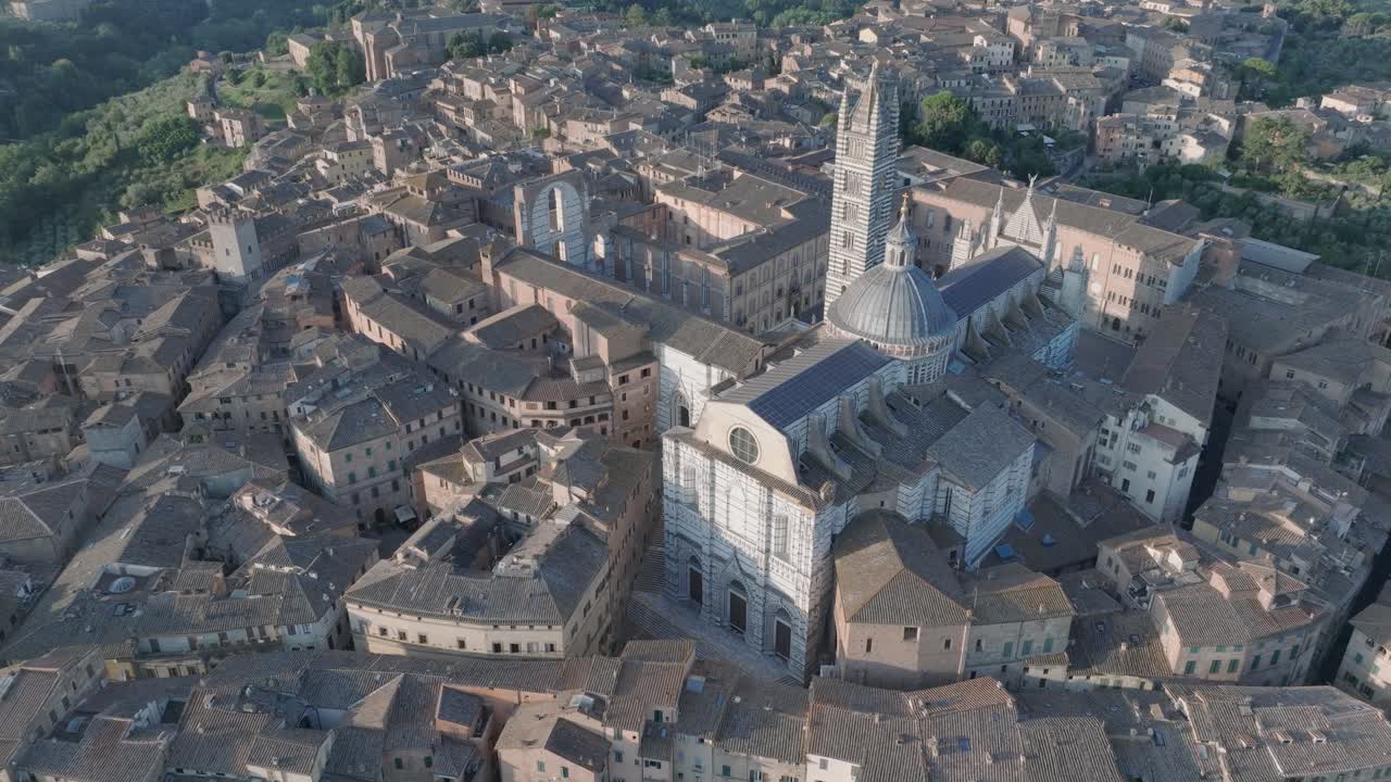vista aérea de alto ángulo del duomo di siena en siena, toscana, italia al amanecer con la ciudad medieval en 4k, ascendiendo