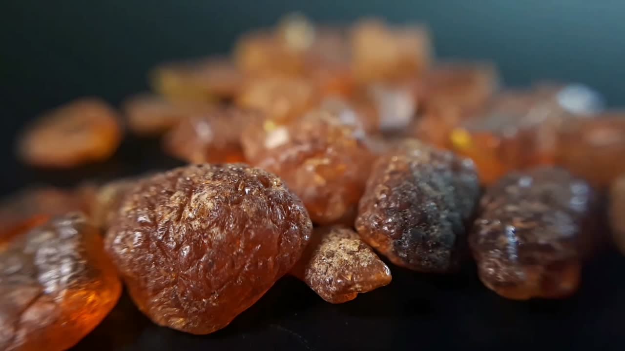 piedras naturales de ámbar báltico sobre un fondo negro-10