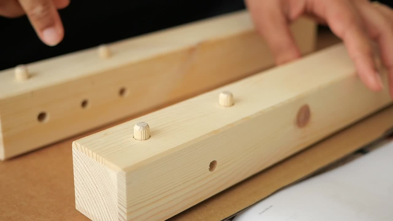 assemblaggio di mobili in legno