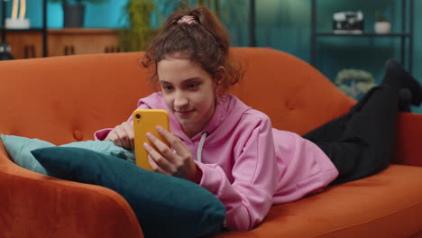 niña preadolescente que envía mensajes de texto comparte contenido en aplicaciones de redes sociales en línea