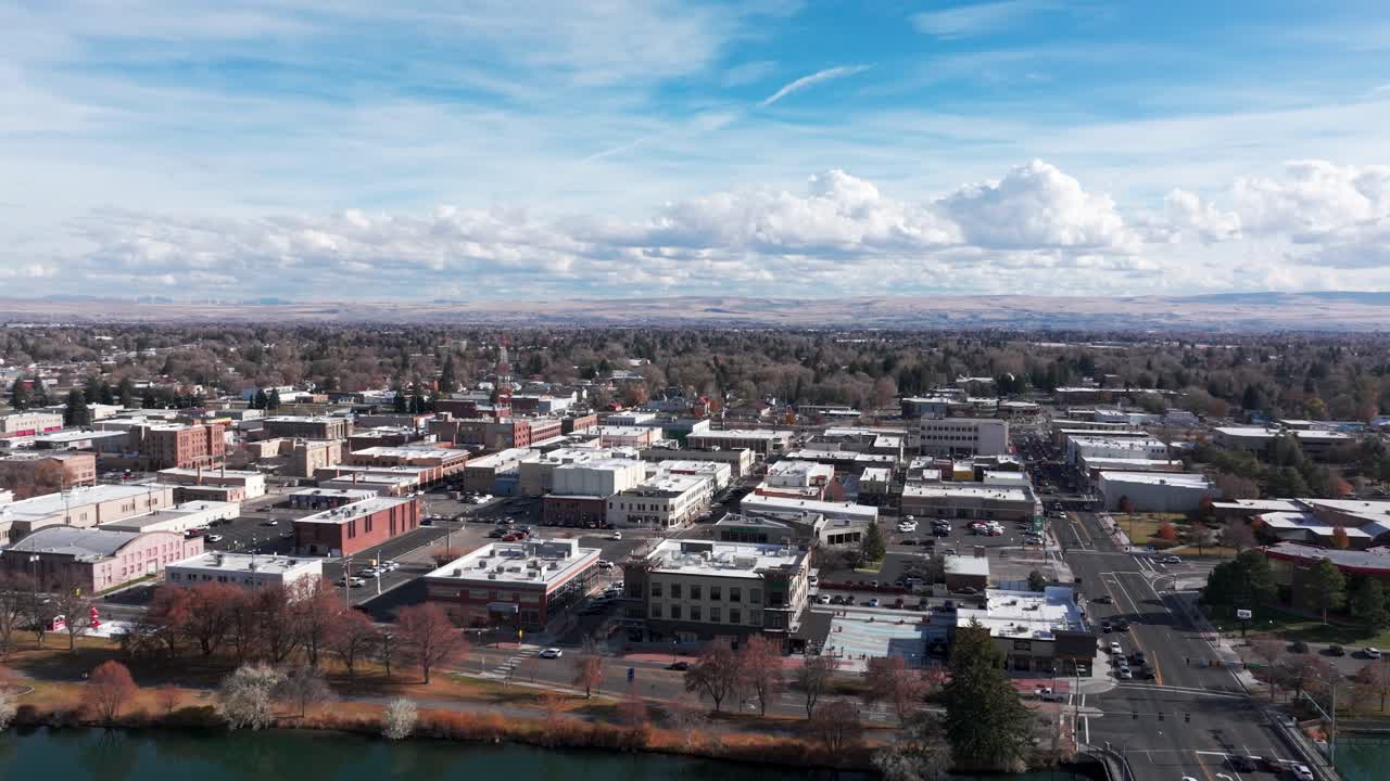 tomada de un dron del centro de idaho falls y el río snake en el otoño