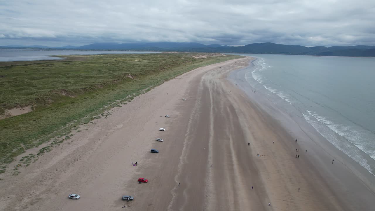 인치 해변 딩글 반도 아일랜드 무인 항공기 조감도에 주차 된 자동차 행