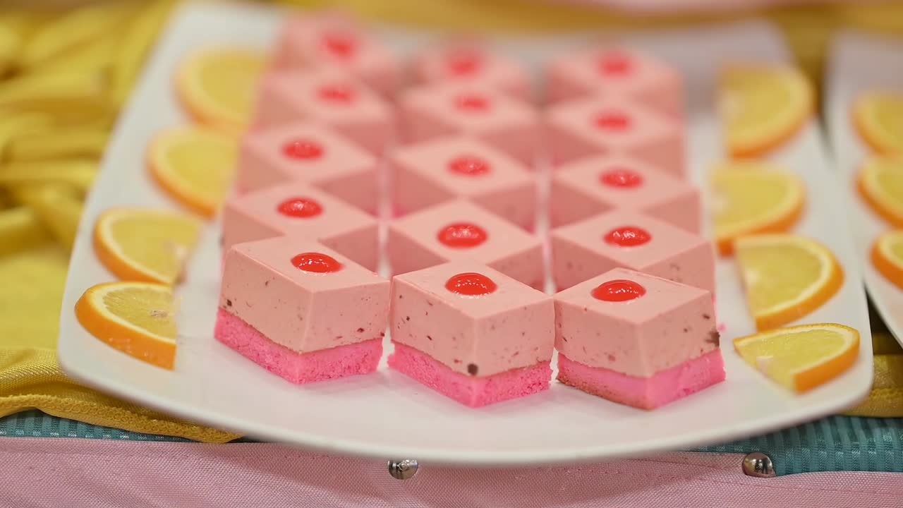 postres con frutas en bandeja