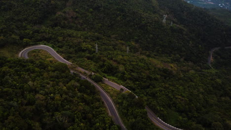 Kurvige-Straßen-Führen-Ins-Vietnamesische-Hochland-In-Der-Nähe-Von-Da-Lat