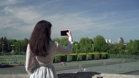 Hübsche-Italienische-Touristin,-Die-Von-Einer-Terrasse-Aus-Ein-Foto-Der-Stadt-London-Macht