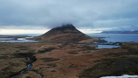 toma de drones del paisaje de islandia, carretera y costa, vista aérea desde drones en 4k