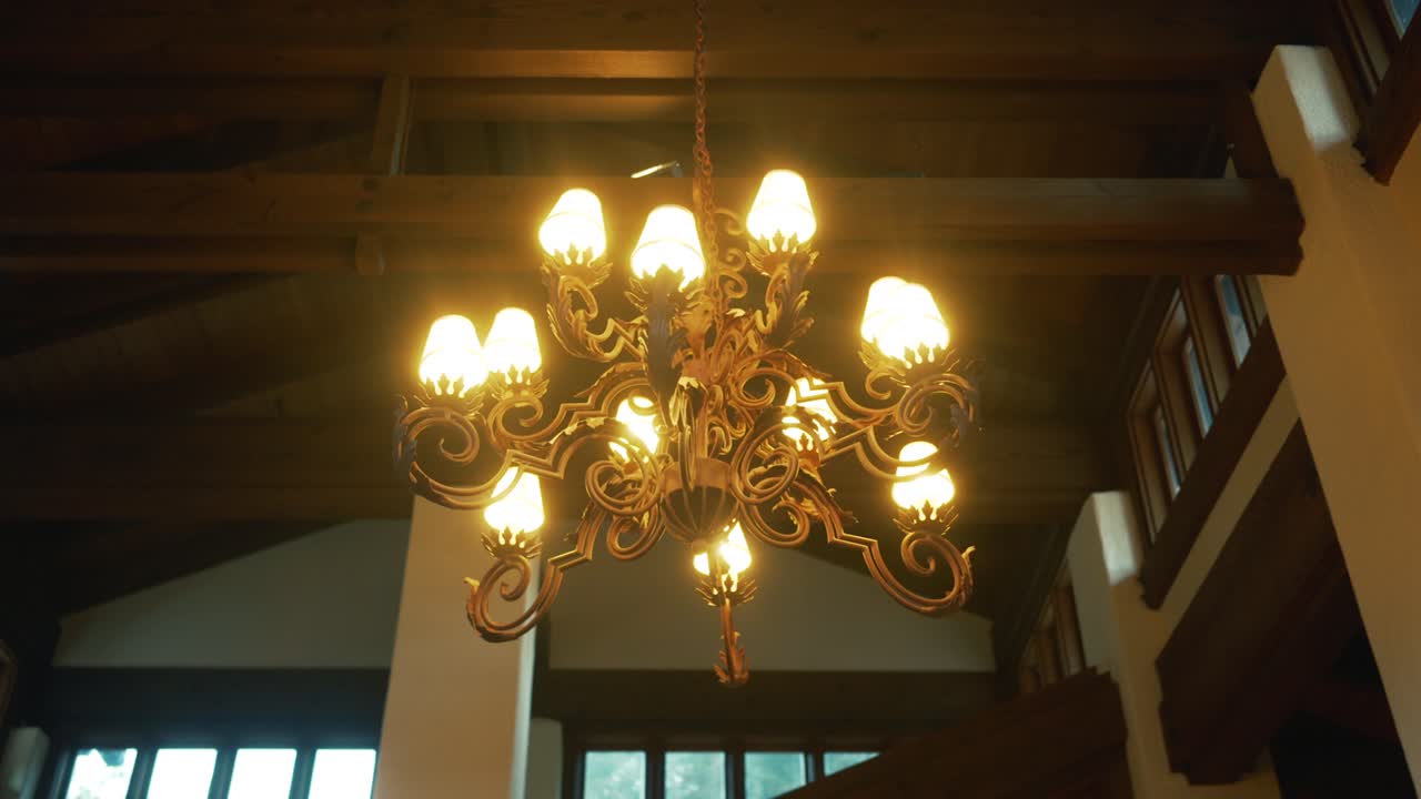 candelabro balanceándose desde el techo