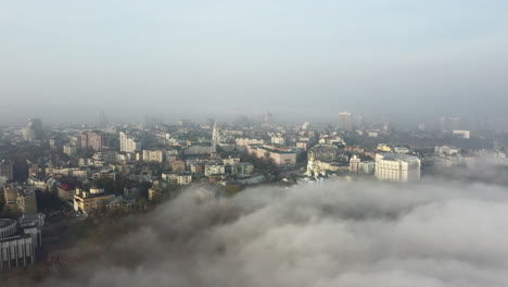 paisaje urbano nebuloso vista aérea de kyiv