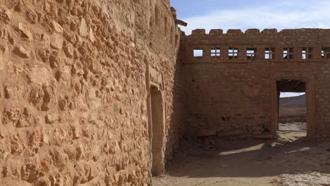 ruinas iluminadas por el sol de la ciudad de mides en túnez, antiguas murallas y arcos bajo un cielo azul claro, arquitectura histórica