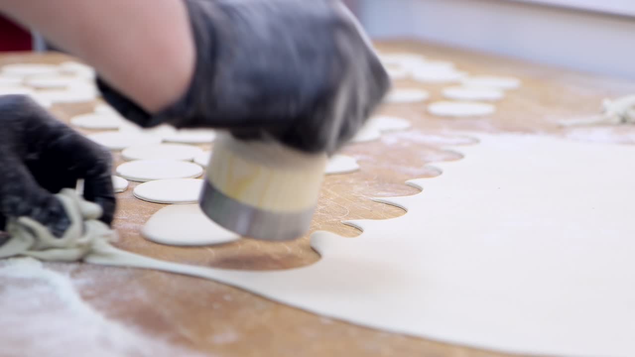 Formare l'impasto in cerchi per fare i ravioli