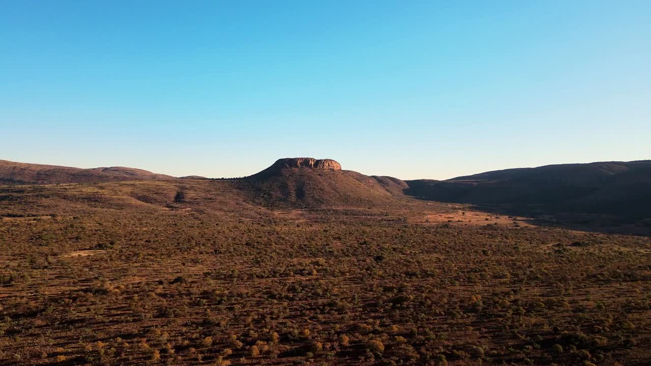 Maestose montagne Waterberg all'alba da una prospettiva aerea mozzafiato - Sudafrica - Provincia del Limpopo