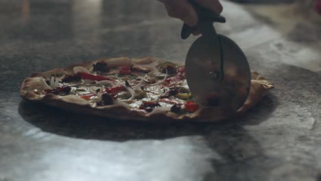 Pizzaiolo-Schneidet-Frische-Heiße-Pizza