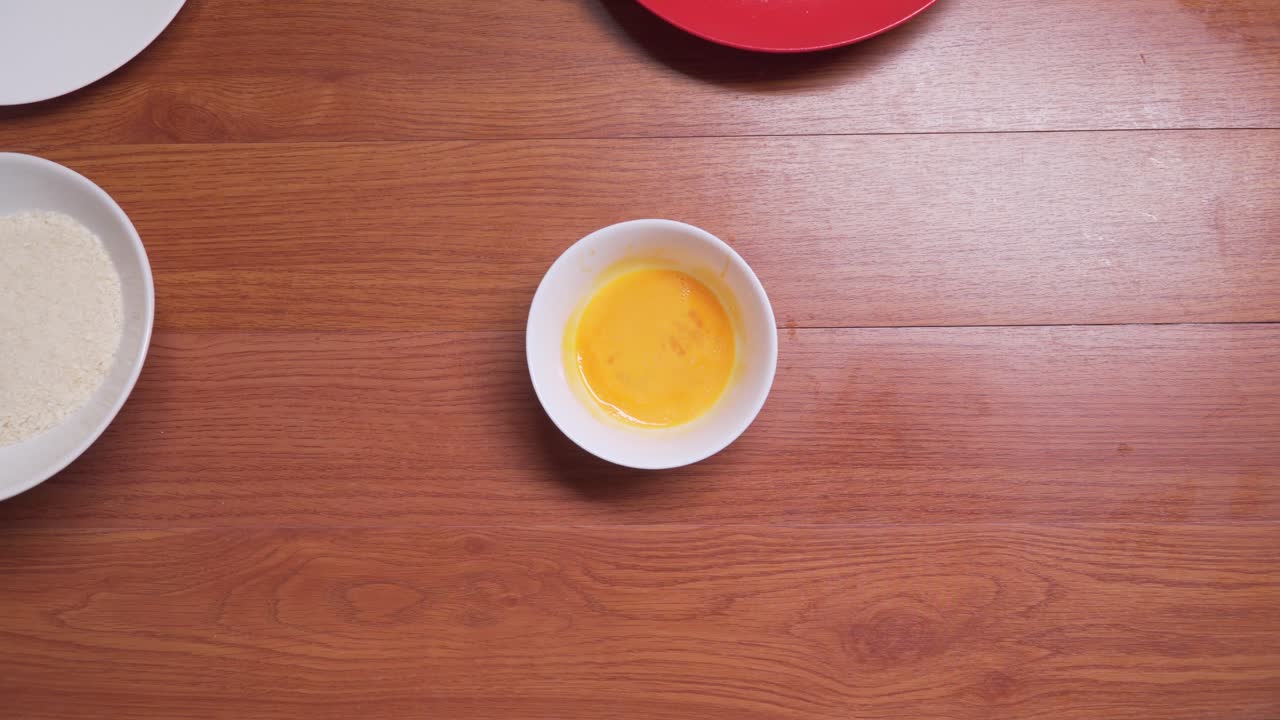 mojar gambas crudas frescas en folk antes de freírlas