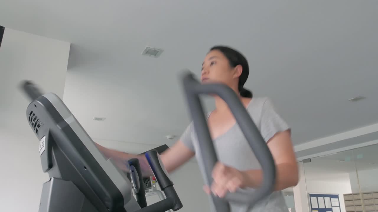 様々なフィットネス機器で運動するアジア人女性