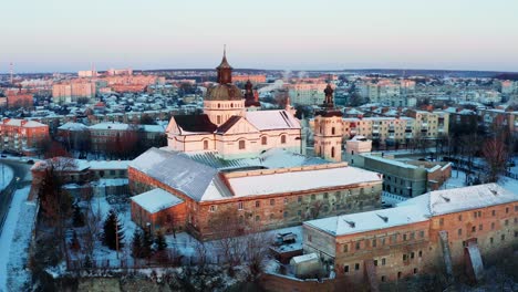 el monasterio en la ciudad de berdichev ucrania vista panorámica aérea