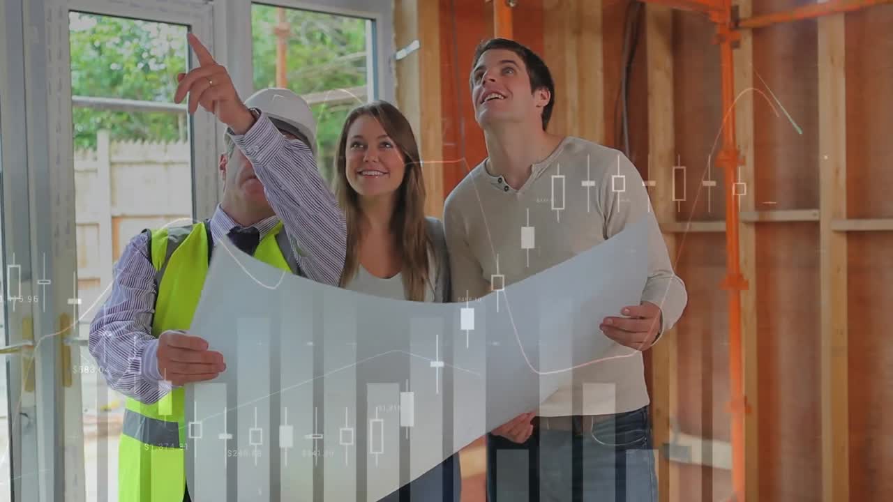 una pareja discutiendo con un arquitecto sobre su casa.