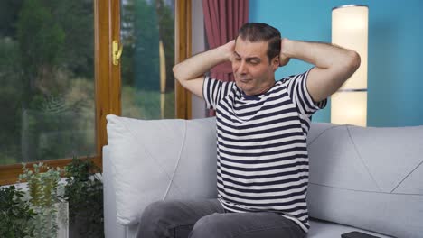 hombre cansado y somnoliento.