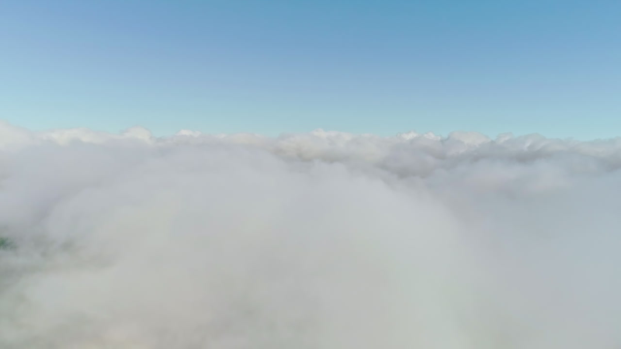 구름위에서 올려다본 구름경관의 조감도와