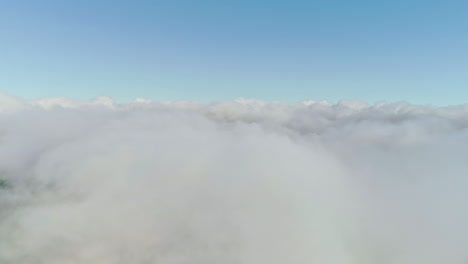 naik di atas awan pemandangan udara dari cakrawala dan