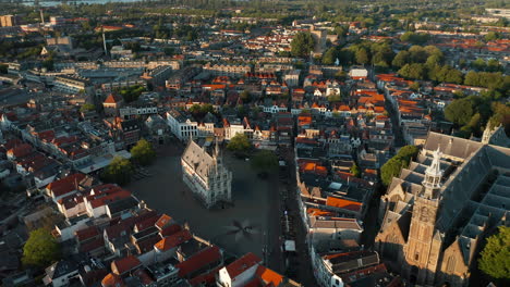 Historisches-Rathaus,-Umgeben-Von-Mittelalterlichen-Gebäuden-In-Der-Stadt-Gouda,-Südholland