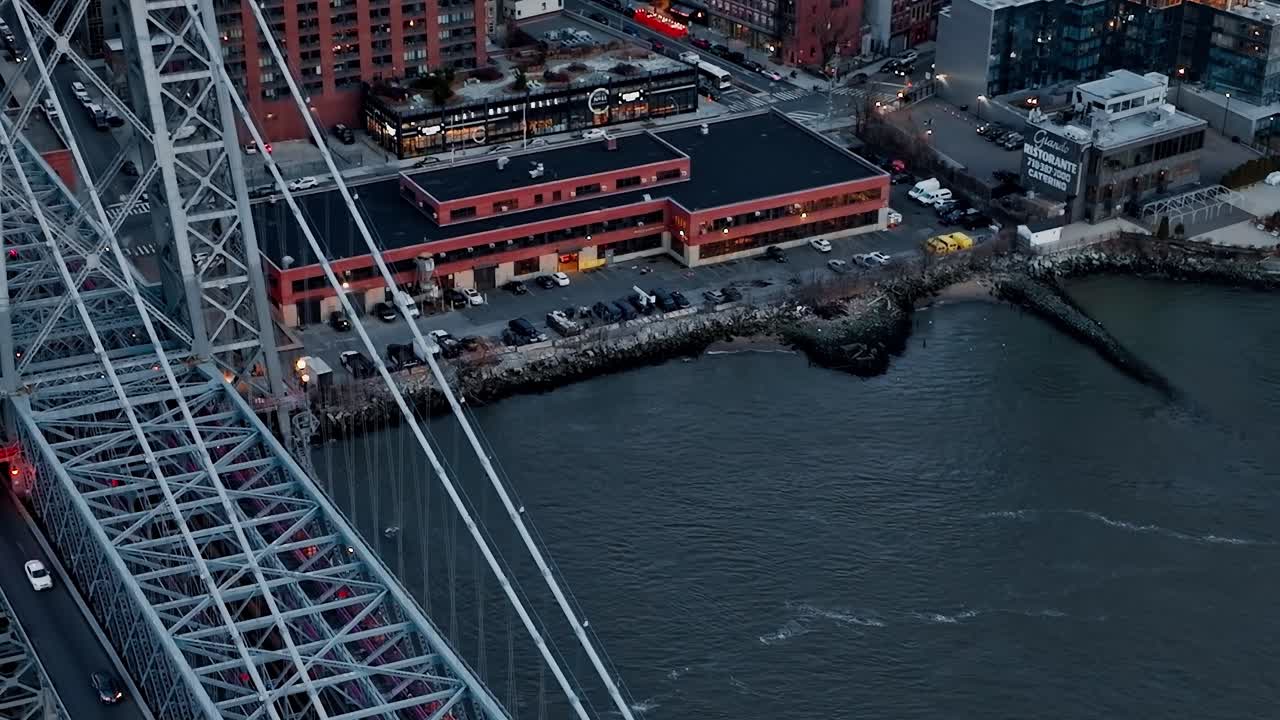 Torri in acciaio industriali del Ponte di Williamsburg