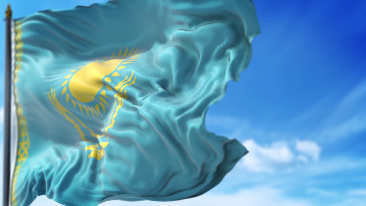 xx 발은 파란 하늘에 천천히 흔들리고 있습니다.