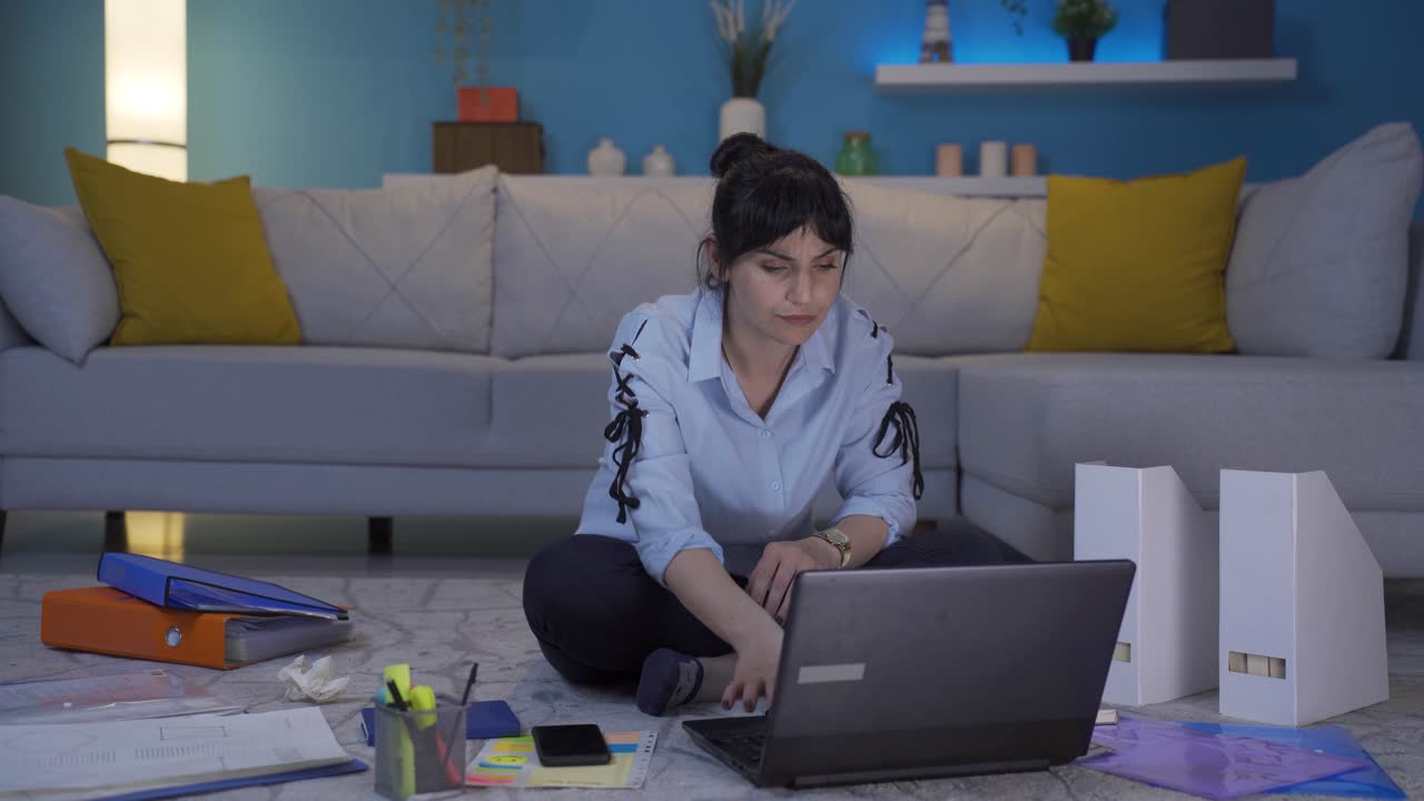 trabajadora de oficina en casa, mujer freelance.