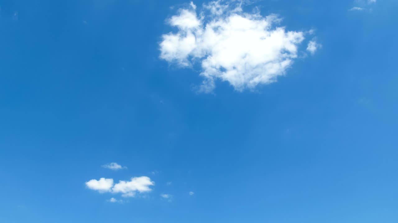 파란 하늘에서 구름이 움직이고 있습니다. 타임스