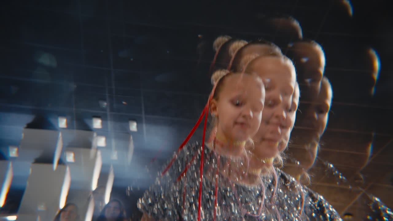 Jeune fille énergique dansant avec un effet kaléidoscope.