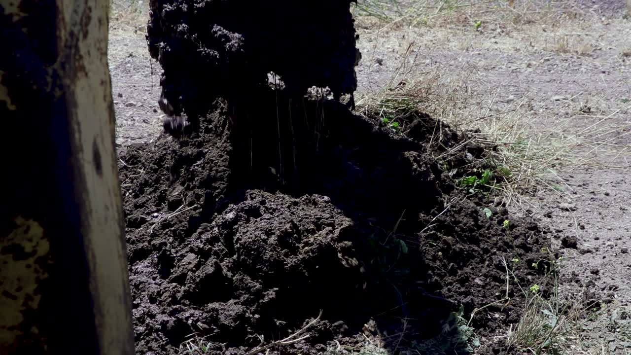 tractor retroexcavadora desenterrando una línea de agua con fugas en un día caluroso-1