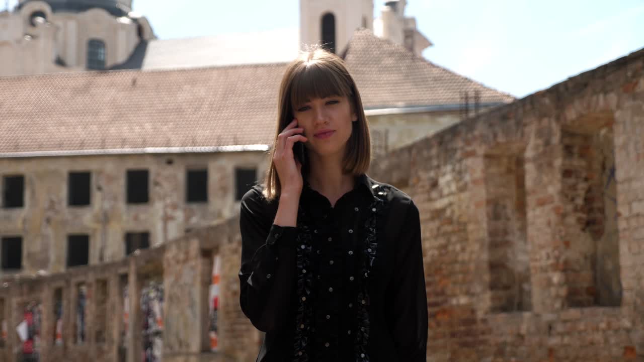 젊은 여성이 전화로 이야기하고, 거리에서 서서, 행복한 느낌