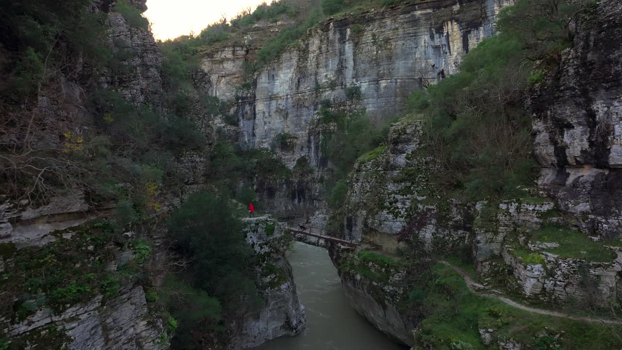 Dronebilde av Osumi-kløften og bro med en person som går, Albania