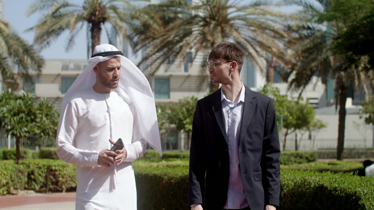 두 사람이 사업에 대해 이야기하고 있습니다.