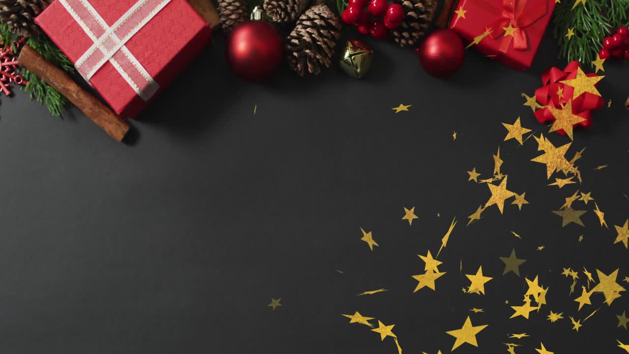 animación de estrellas de navidad cayendo sobre fondo negro con decoraciones y espacio de copia