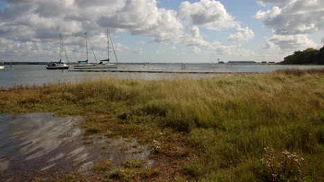 tomada amplia de hierba baja inundada con marea alta tomada en el club de vela de ashlett creek en el solent, southampton