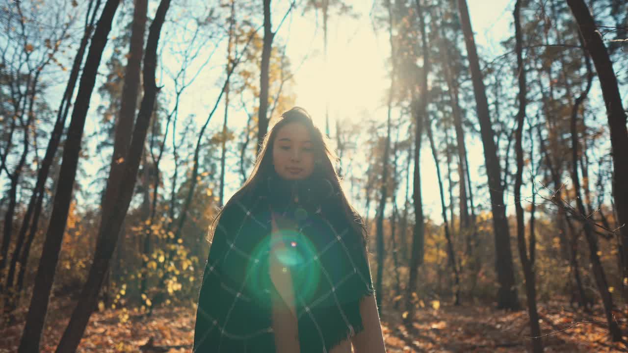 mujer caminando en el bosque de otoño