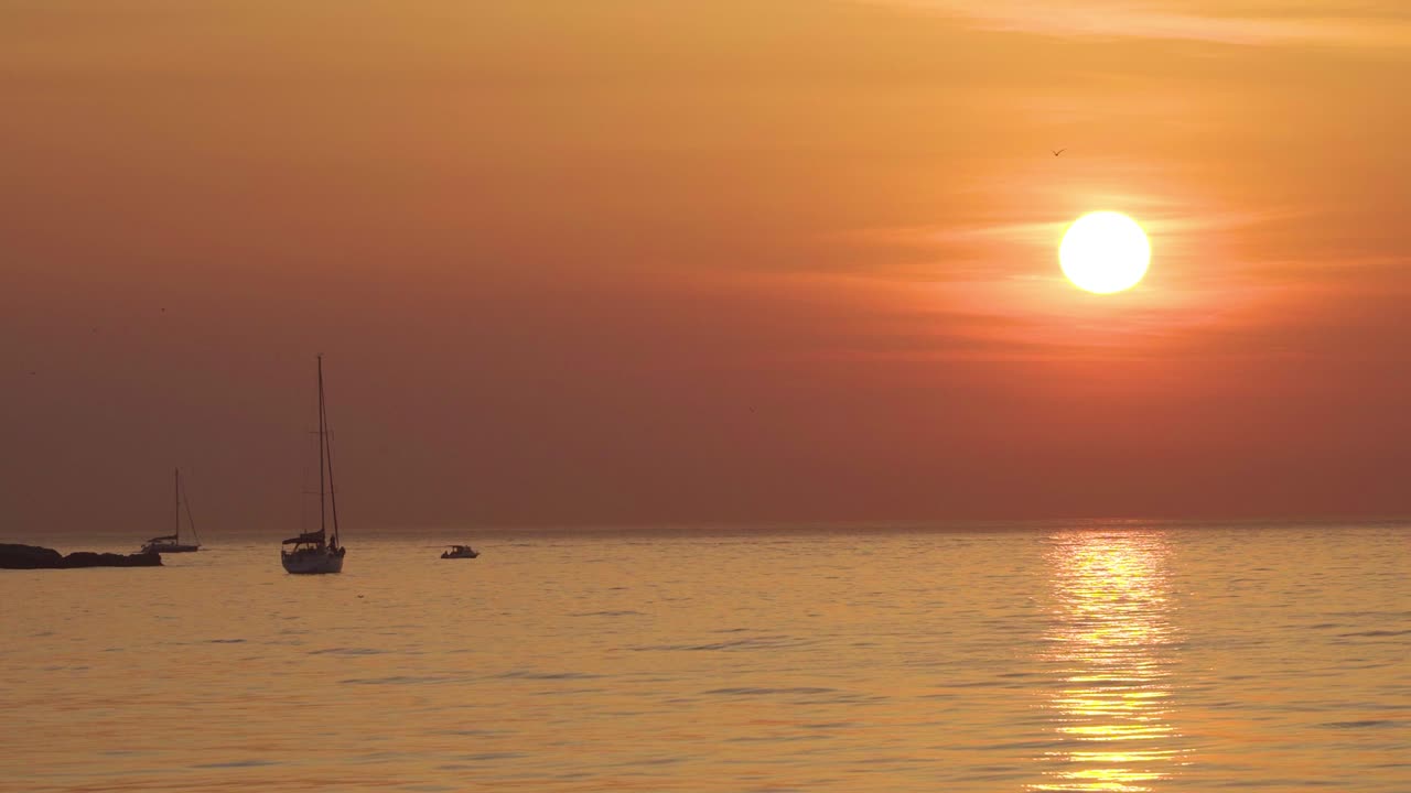 바다 한가운데에서 해가 지는 것