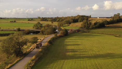 tractor conduciendo a través de campos en el sur de suecia