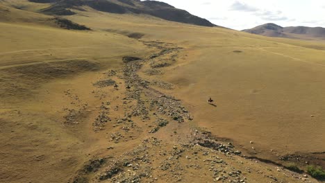 Tres-Jinetes-En-La-Llanura-En-Mongolia,-Pan-Aéreo