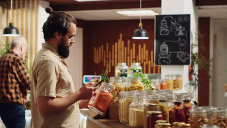 Bio-Supermarkt-Kunde,-Der-Ein-Foto-Macht