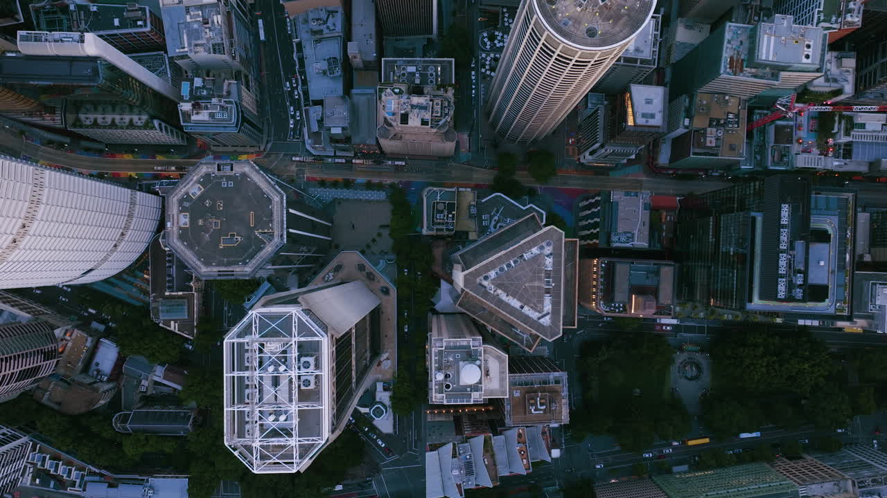 Vista aérea zenital de um arranha-céu no centro de Sydney, hora dourada na Austrália