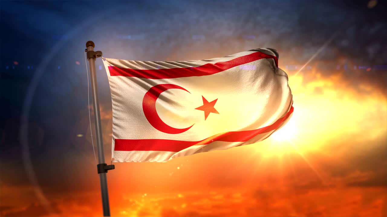 bandera del norte de chipre retroiluminada en el hermoso amanecer bucle cámara lenta 4k