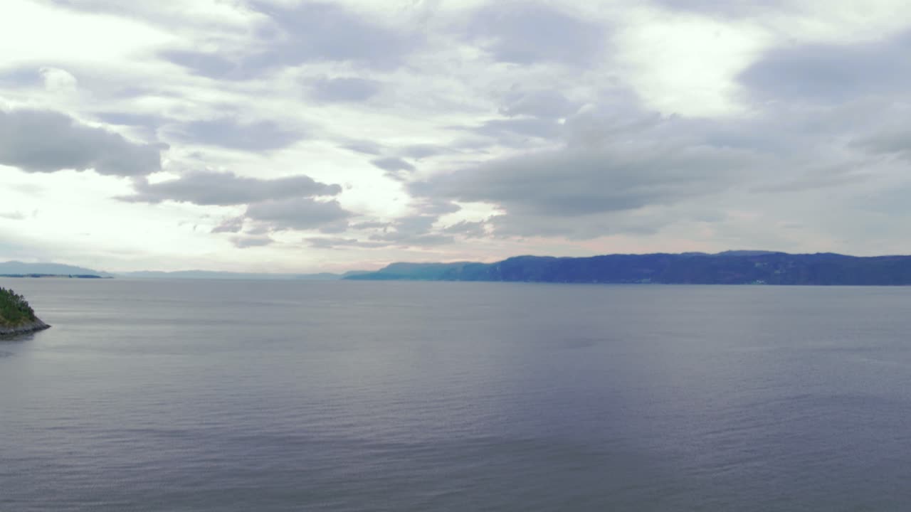 빠른 선외기 엔진이 장착된 콘솔 보트