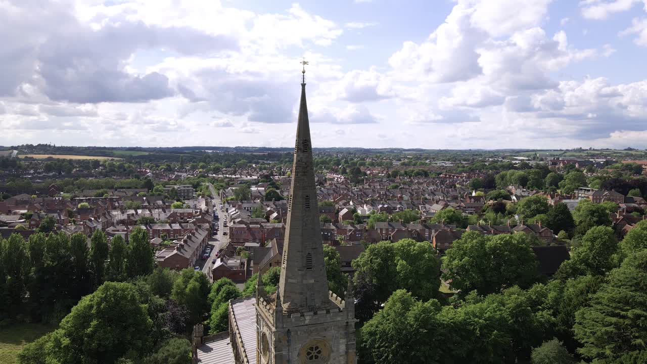 estableciendo una vista aérea descendente del campanario de la iglesia de la santa trinidad, stratford upon avon, warwickshire, punto de referencia de la ciudad inglesa