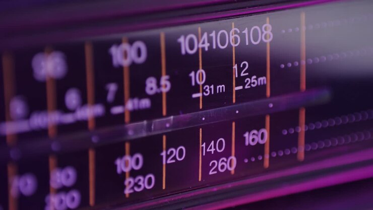 Registratore a cassette radio retrò in primo piano. Ascolto di musica, vecchio stereo portatile, ricerca del canale